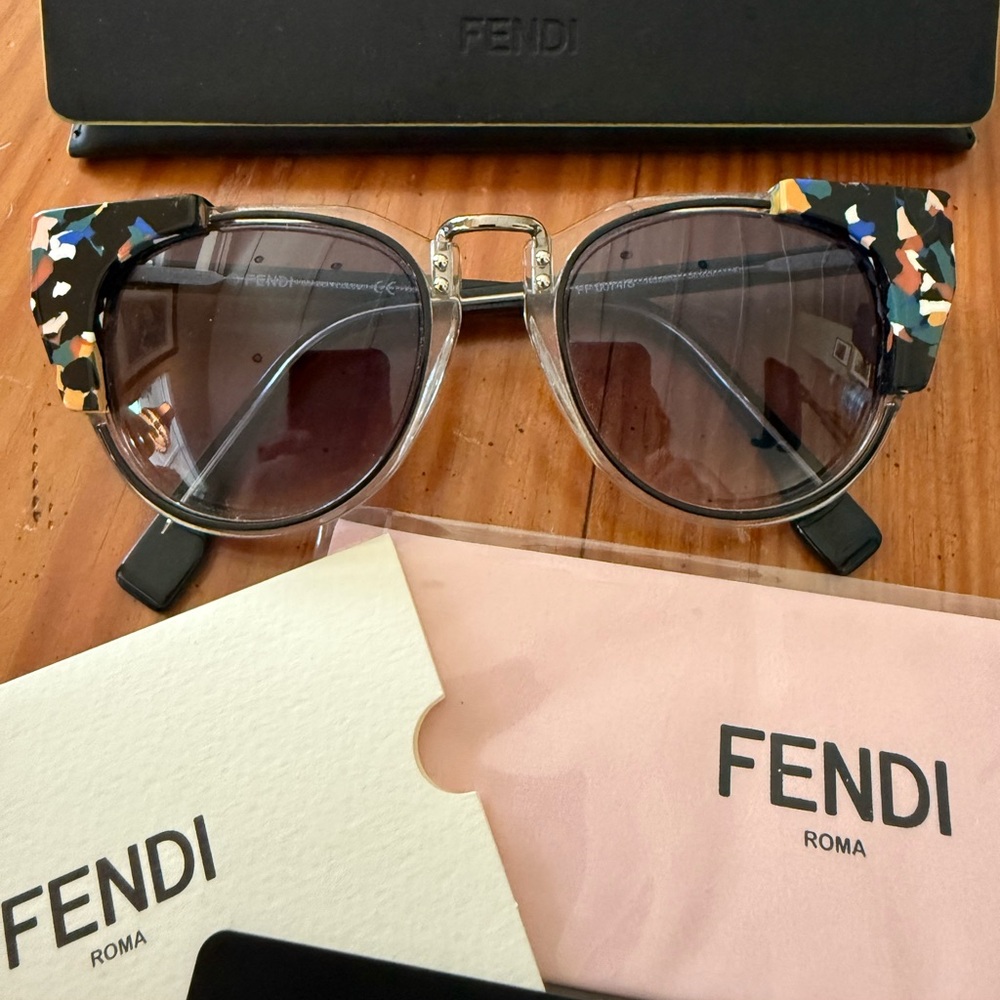 Fendi sunglasses with case, certificate and cloth